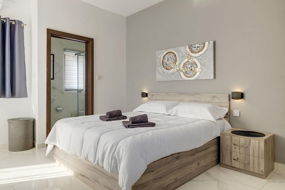 Chic 2BR Penthouse Steps From the Promenade