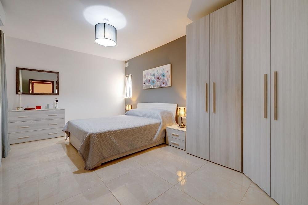 Stylish, Bright and Airy Apart in Central Bugibba