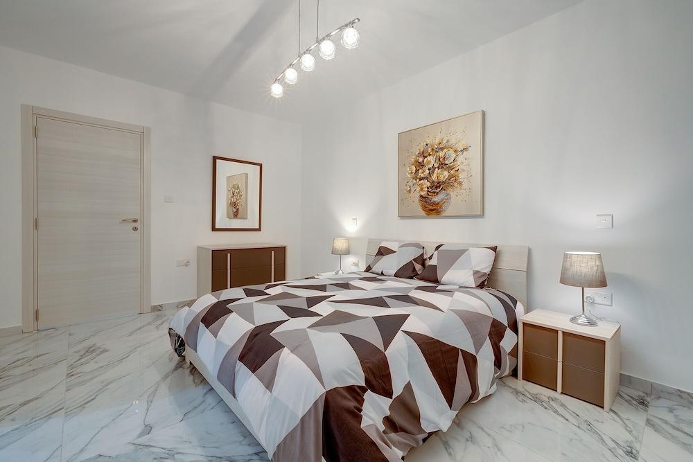 Cosy Apartment Steps to St George's Bay