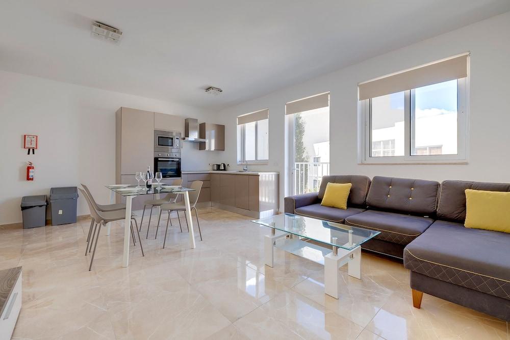 Modern 2BR Apartment in Central St Julian's