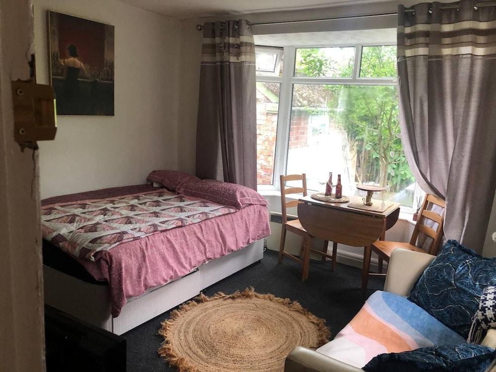 Private Studio Flat Great Location in Manchester