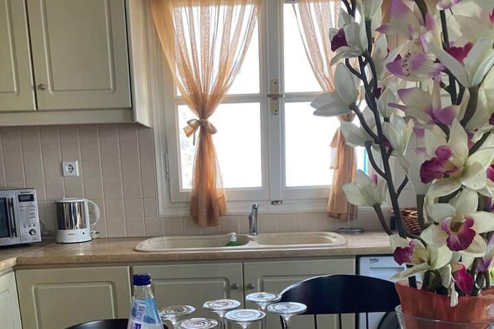 3 Bed Villa - Sleeps 6 - Terrace - Sea View