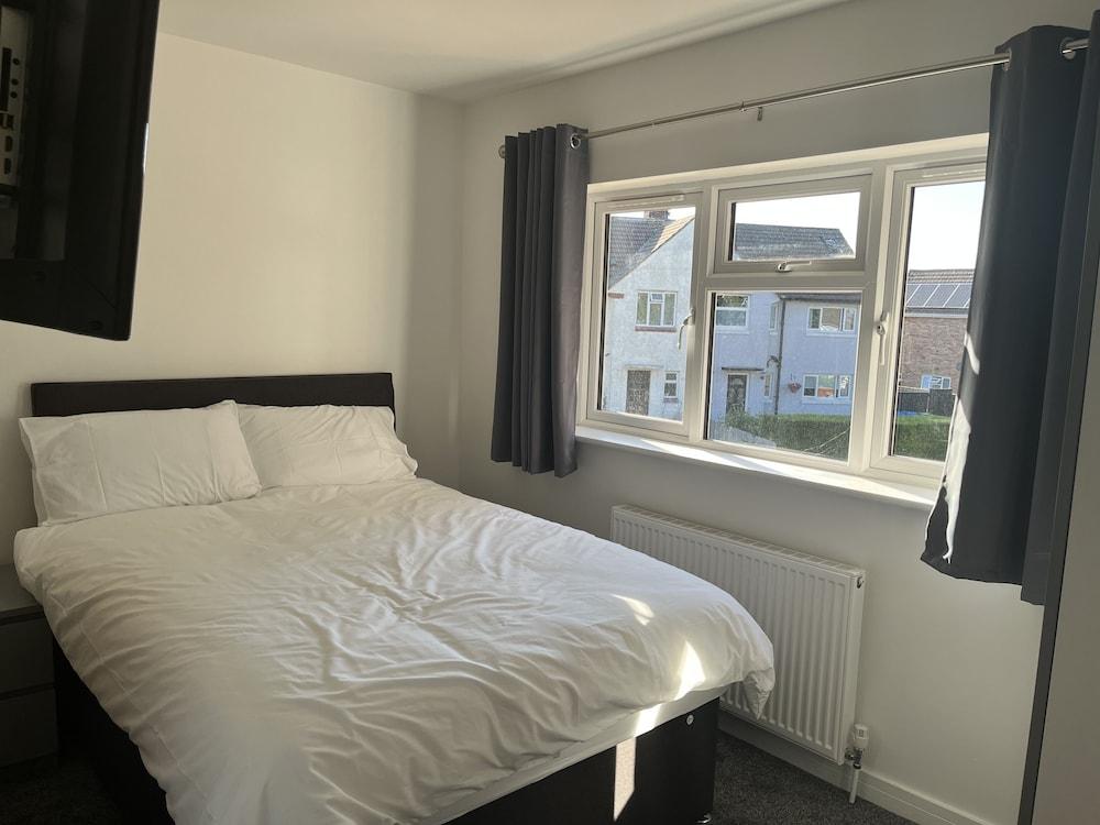 House - Sleeps 14, Onsite Parking & Pets Allowed