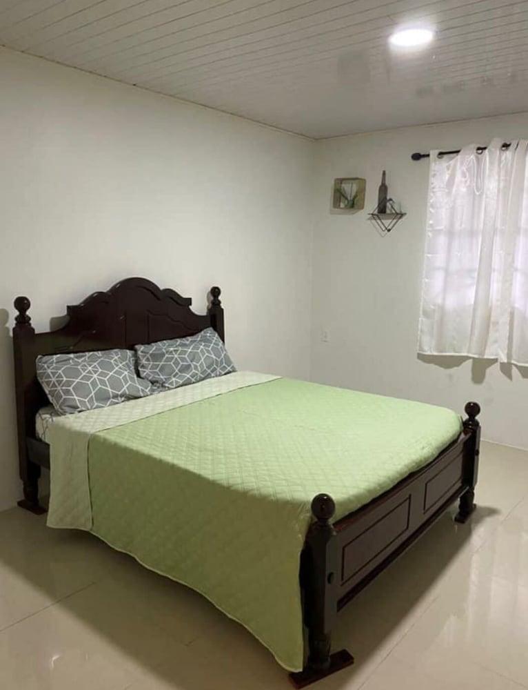 2 Bed Apartment - Sleeps 4 - Parking - Wifi