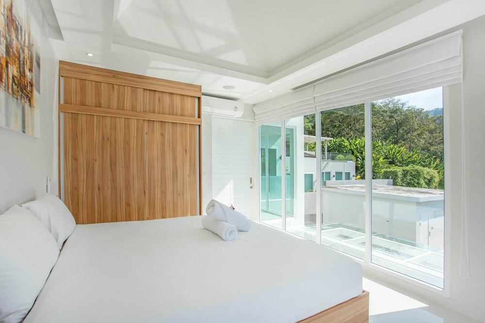 Elegant Designer 4BR Pool Villa Skylight