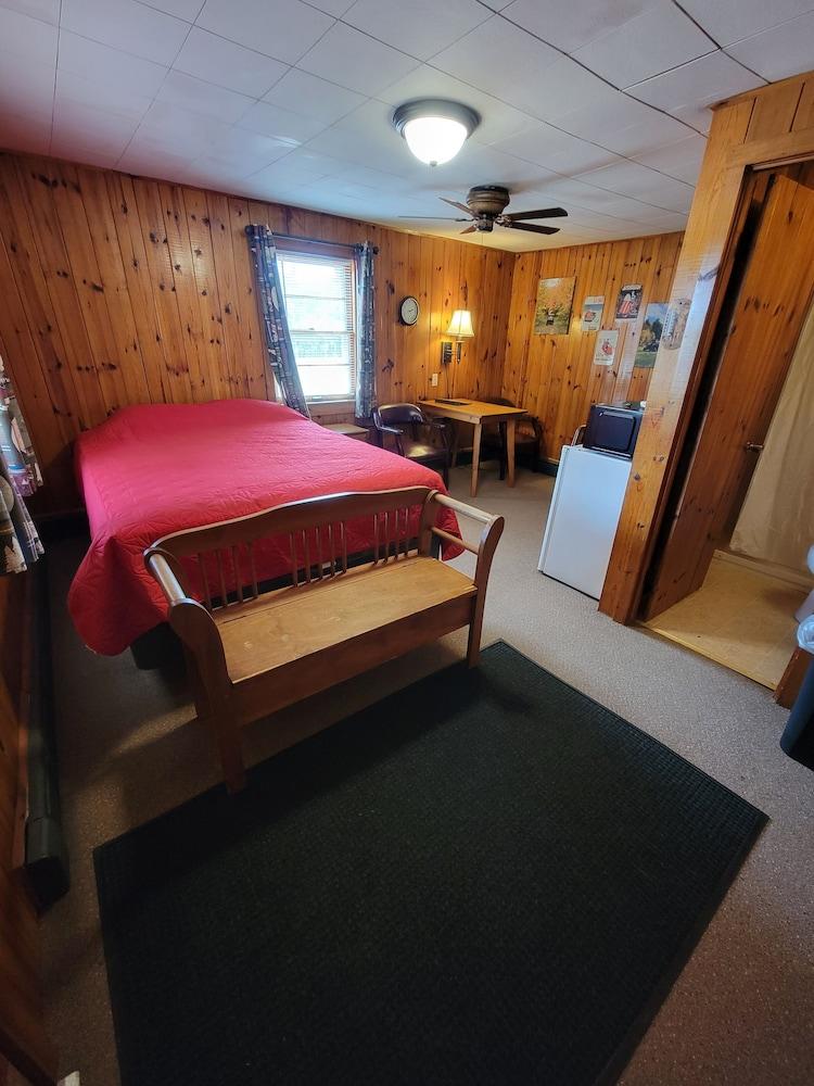 Two Rivers Motel and Cabins