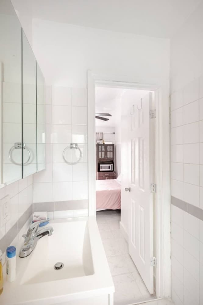 Room in Guest Room - Small Studio Apartment