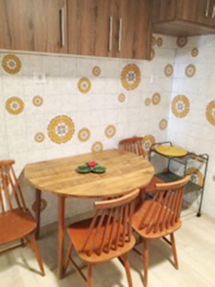 A Stroll to the Acropolis Athenian Homes