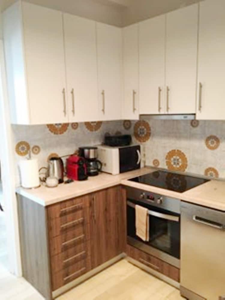 A Stroll to the Acropolis Athenian Homes