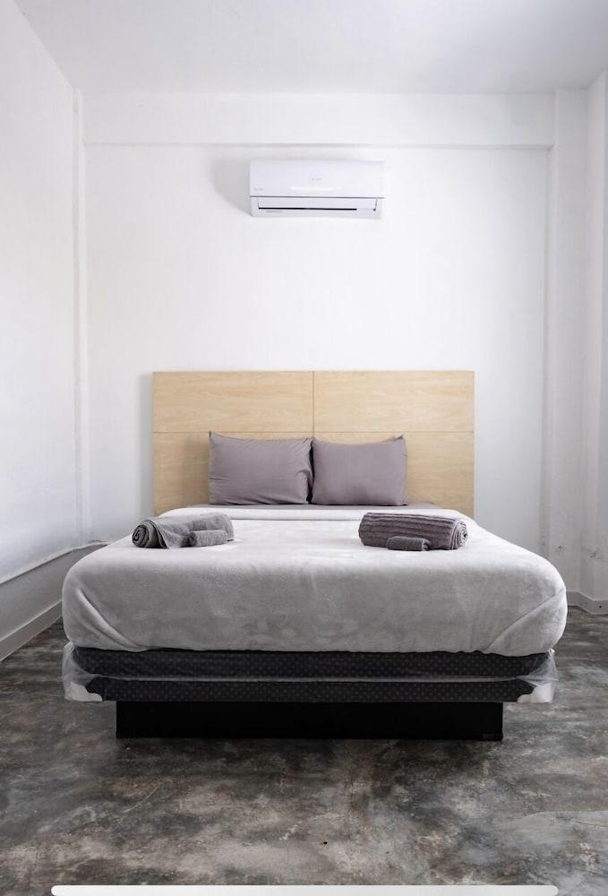 9 Bedrooms Large home San Juan Santurce