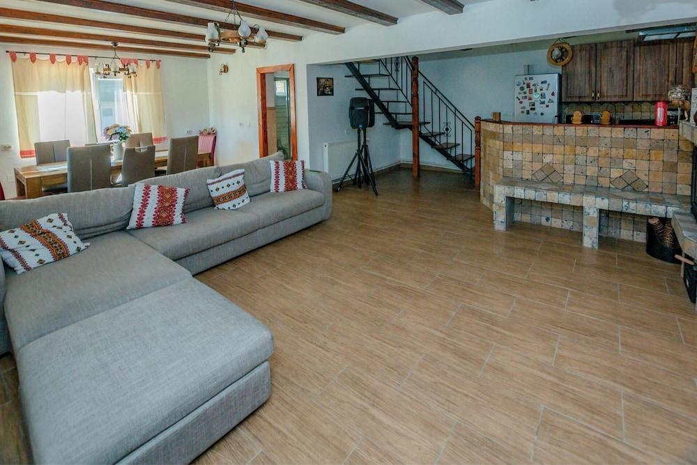 House - Sleeps up to 11, hot tub & Free Parking