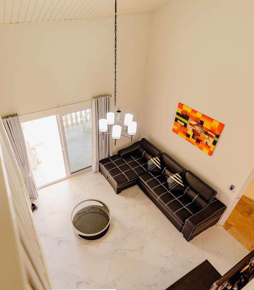 Gorgeous 2-bedroom Apartment 2 km From Eagle Beach