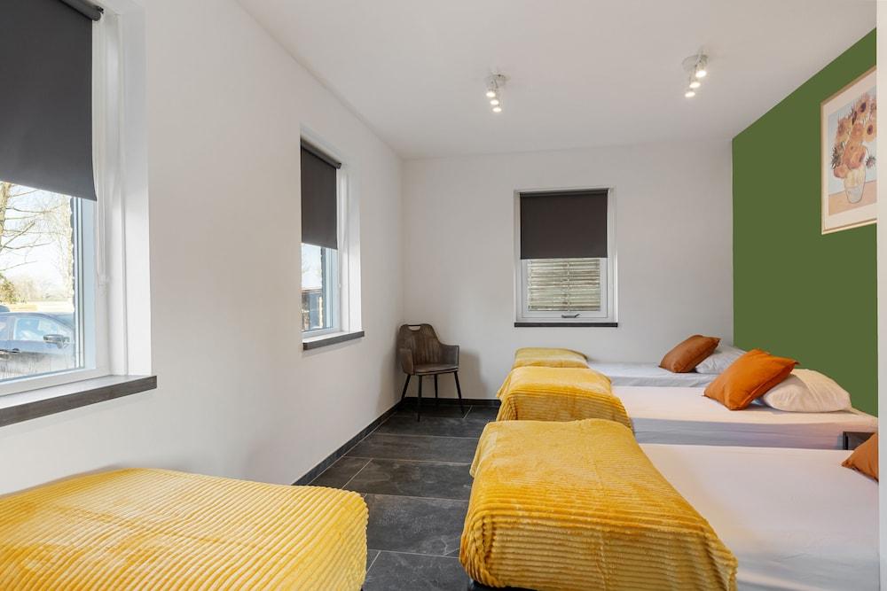 "cozy Luxury Holiday Home With Jacuzzi!"