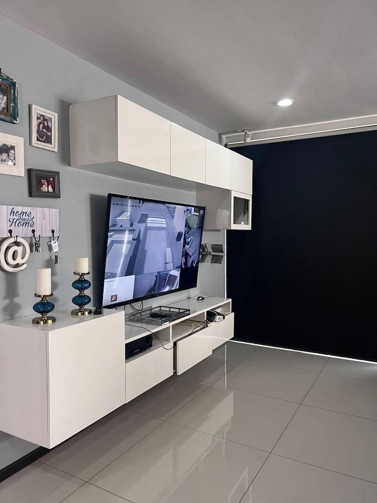 Beautiful, Comfortable House With Pool Jacuzzi With Warm Water