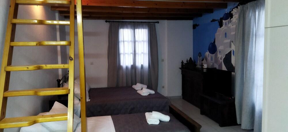 Perissa Art Villa - Kitchen & Washing Machine