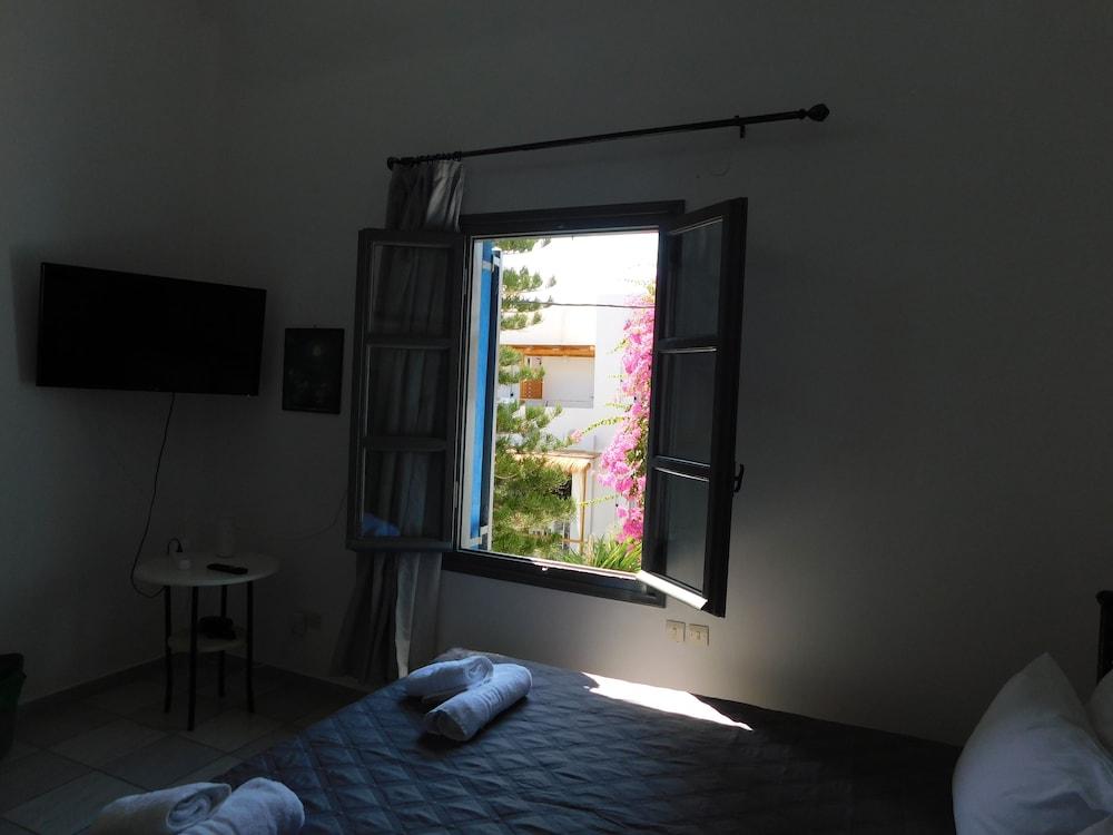 Perissa Art Villa - Kitchen & Washing Machine