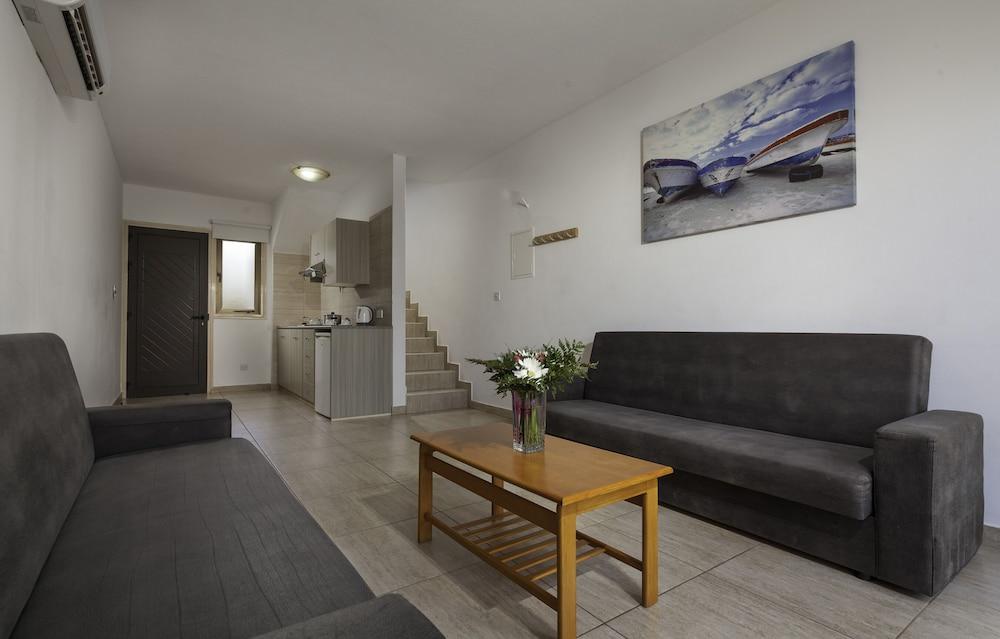 PENELOPE BEACH HOTEL APTS