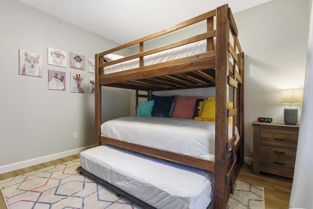 The Branson Experience - Balcony w/ Golf Views