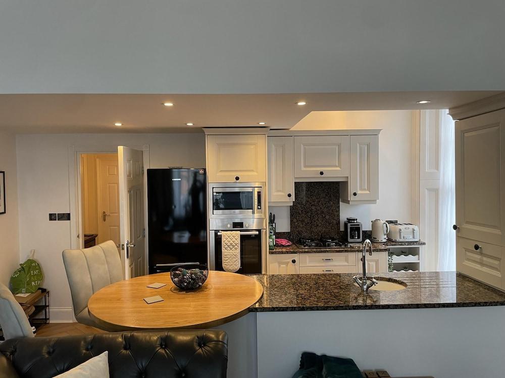 Stunning 2-bed-2bath Apt in Whitby With Parking