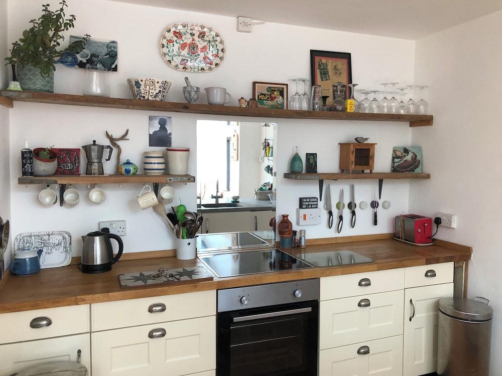 5 Bed House - Sleeps 15 - Pets - Garden - Parking