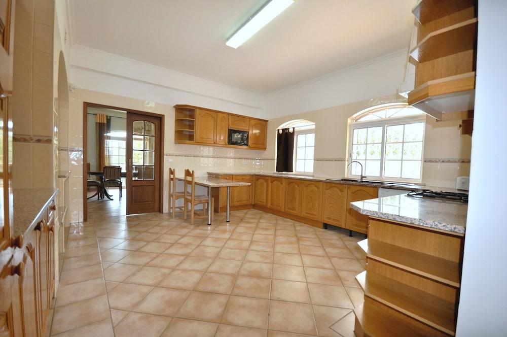 Large Country Villa With Private Pool, Vilamoura
