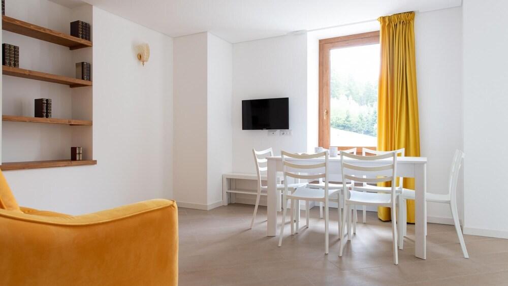 So-l563-tola35c2 - Villa Tola - Giallo