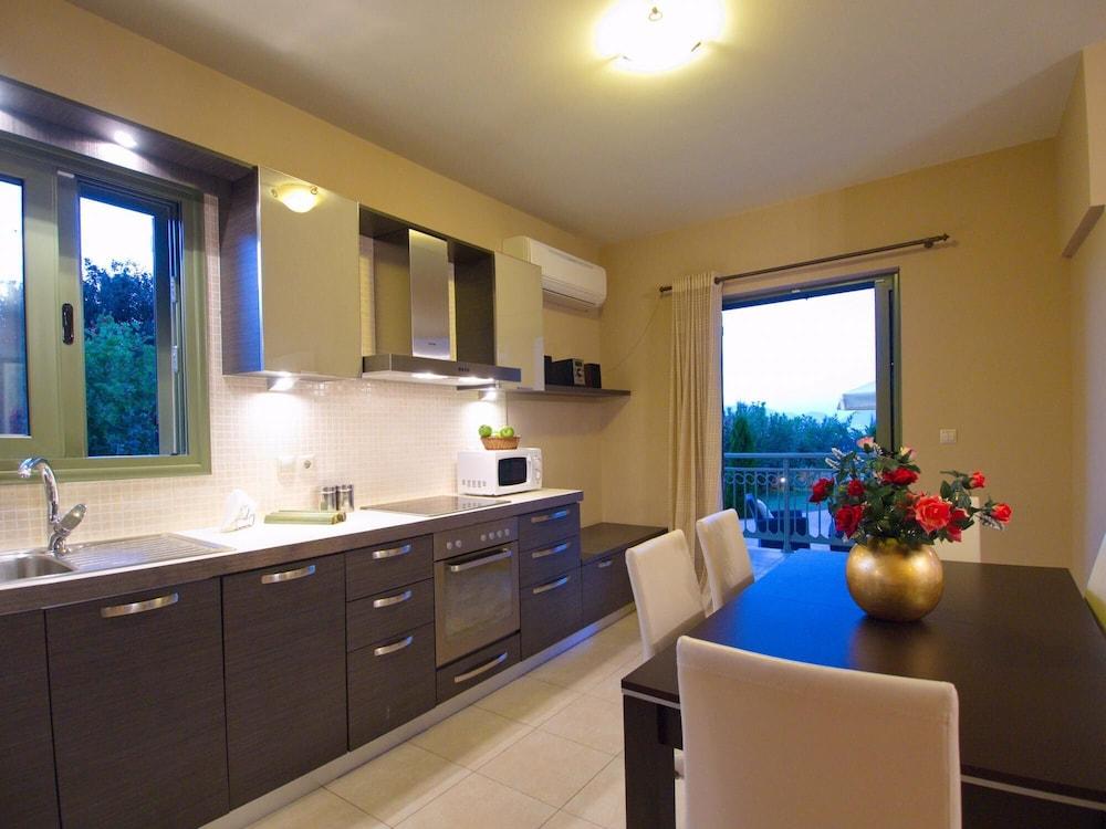 Villa Nireaus With Private Pool Sea Views