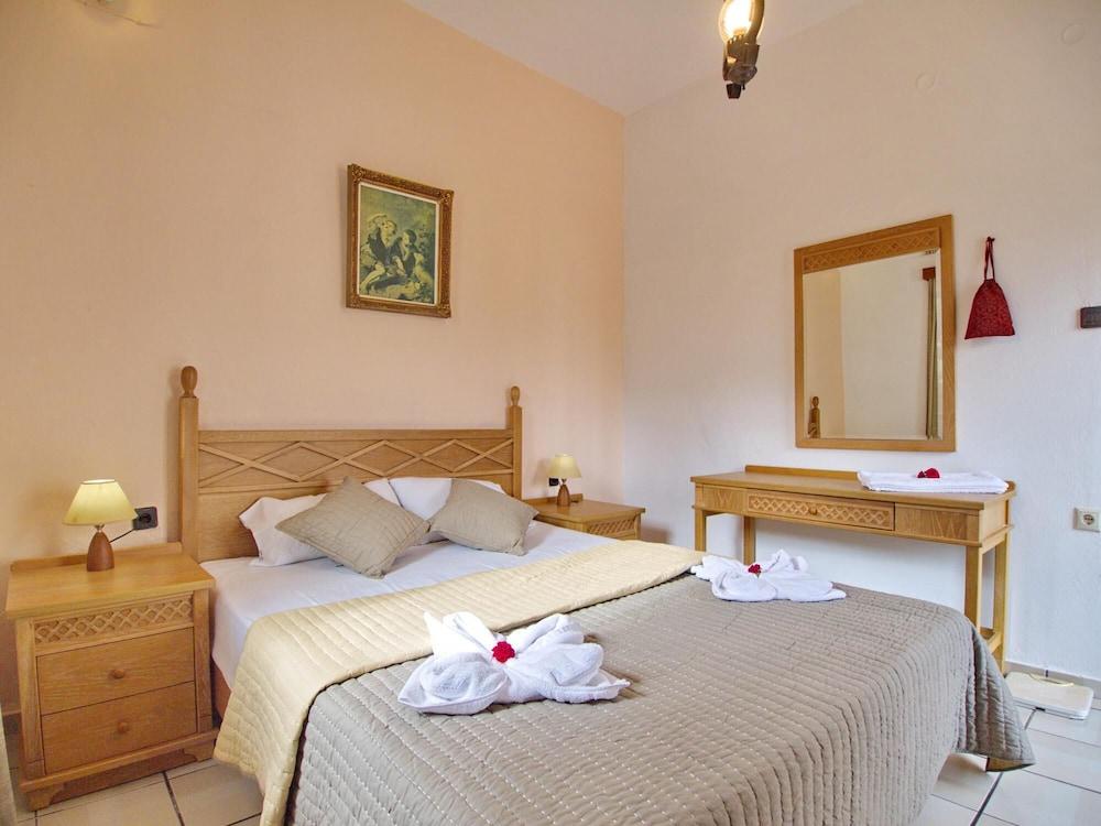 Maros Spitaki in Varipetro