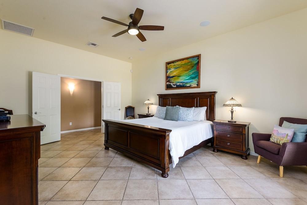 Casa Dynamite 4 Bedroom Home by RedAwning