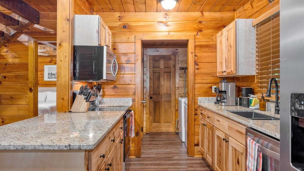 Dudley I by Avantstay Cosy Cabin w/ Hot Tub & Incredible Views