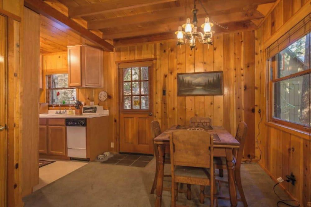 Owl's Peak by Avantstay Private Pine Tree Cabin Mins From The Water