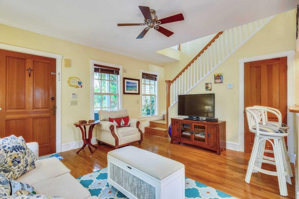 Tumi's Time Out by Avantstay Heart Of Old Town w/ Shared Pool Month Long Stays Only