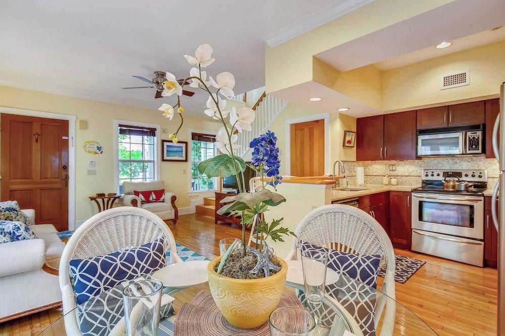 Tumi's Time Out by Avantstay Heart Of Old Town w/ Shared Pool Month Long Stays Only