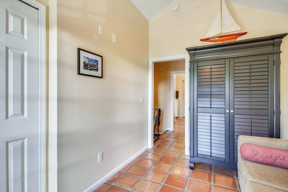 Cottage by the Pool by Avantstay w/ Balcony, BBQ & Shared Pool! Month Long Stays Only