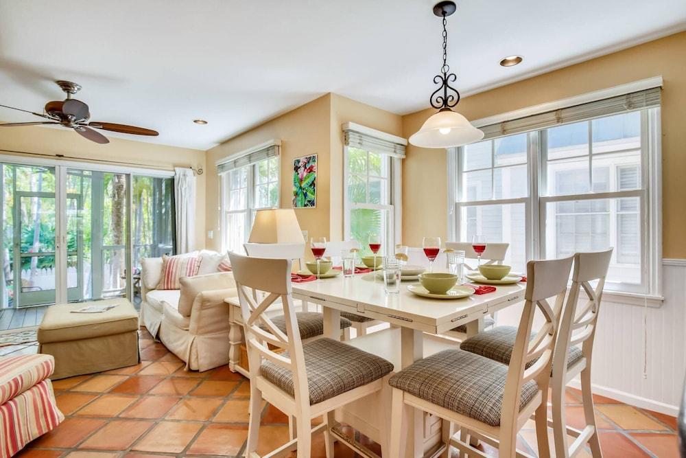 Cottage by the Pool by Avantstay w/ Balcony, BBQ & Shared Pool! Month Long Stays Only