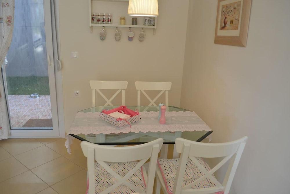 2 Bed-sleeps4-garden-parking-pets-aircon