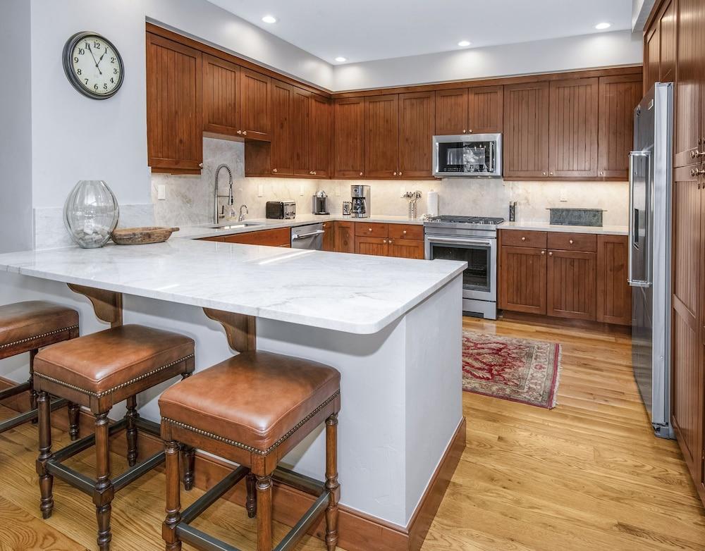 Bearpaw D1 4 Bedroom Condo by RedAwning