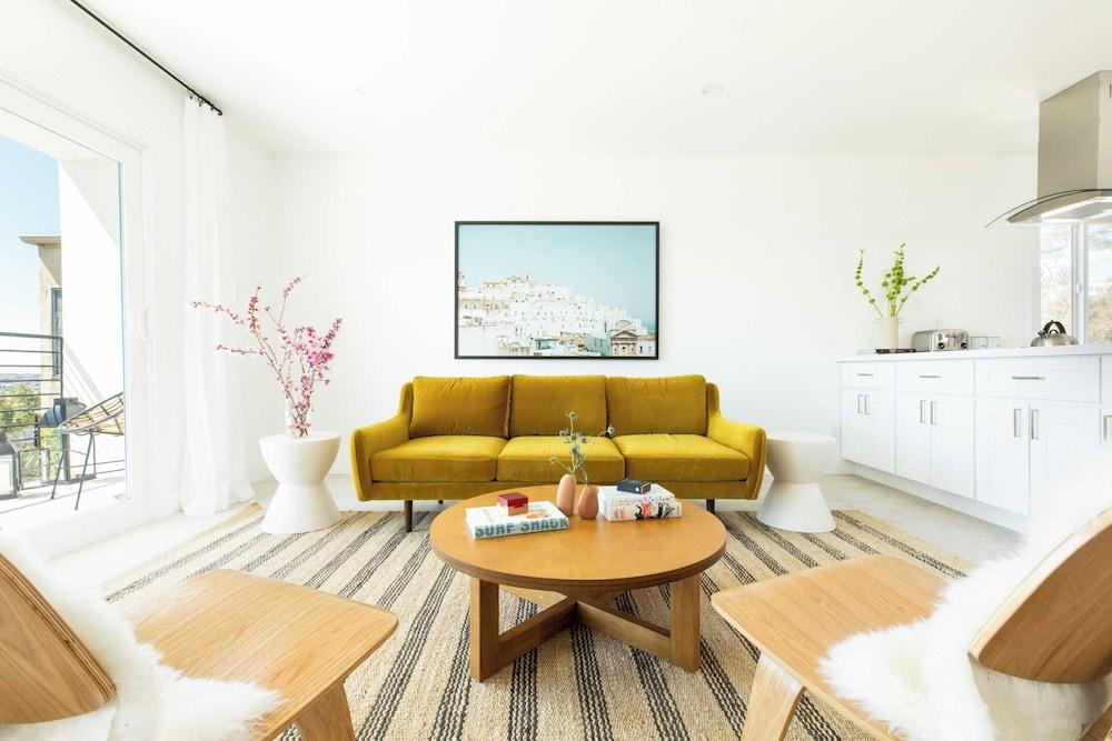 Avalon I by Avantstay Contemporary San Diego Condo w/ Large Patio