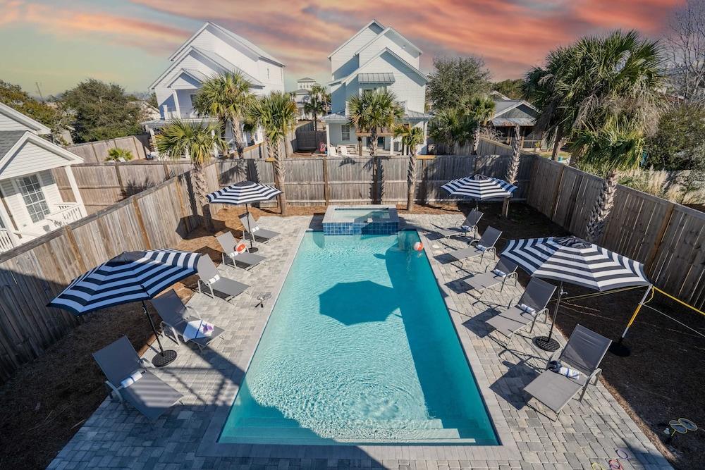 Lyle by Avantstay Chic Beach House w/ Pool & Hot Tub Walking Distance to Ocean