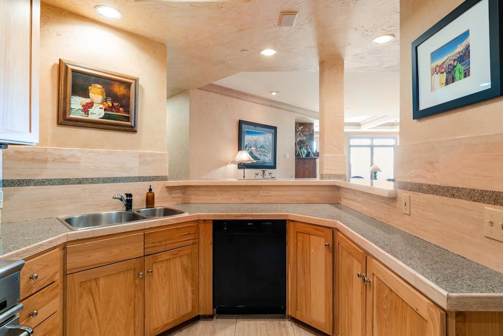 Centrum 302 by Avantstay Gorgeous Condo w/ Great Views & Steps Away From Ski Runs!