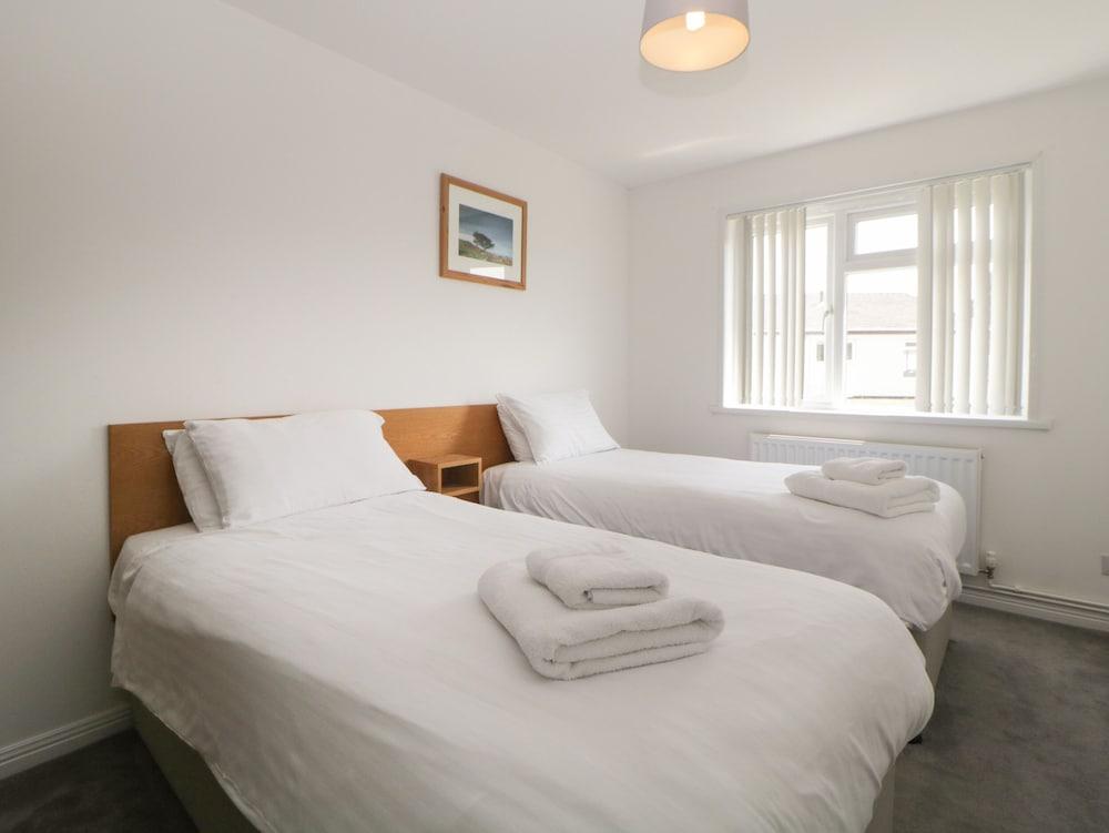 Harcombe House Bungalow 6