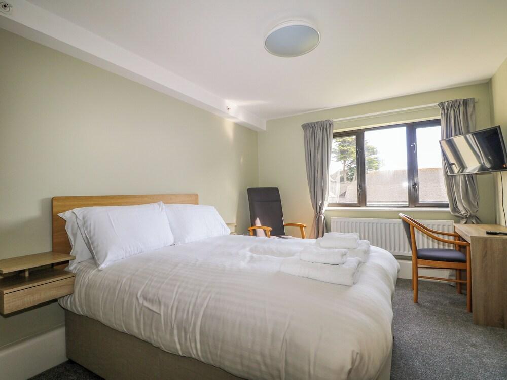 Flat 32 - Marine Court