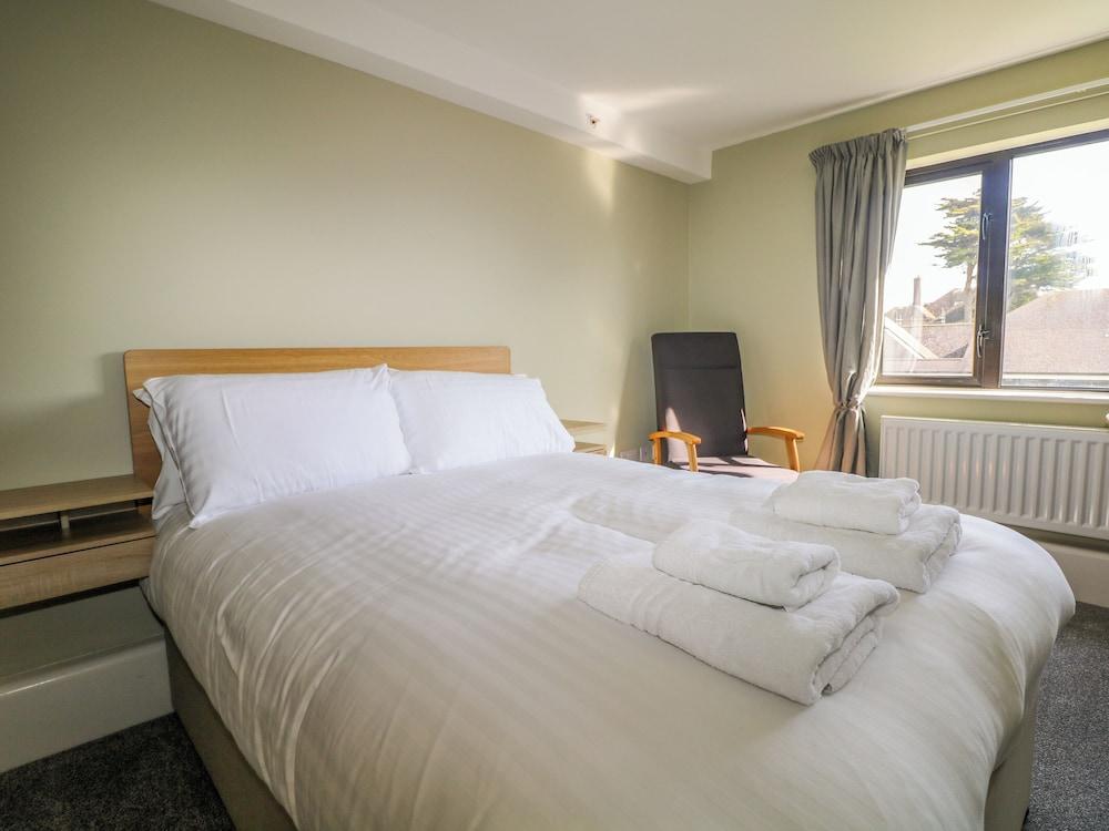 Flat 32 - Marine Court