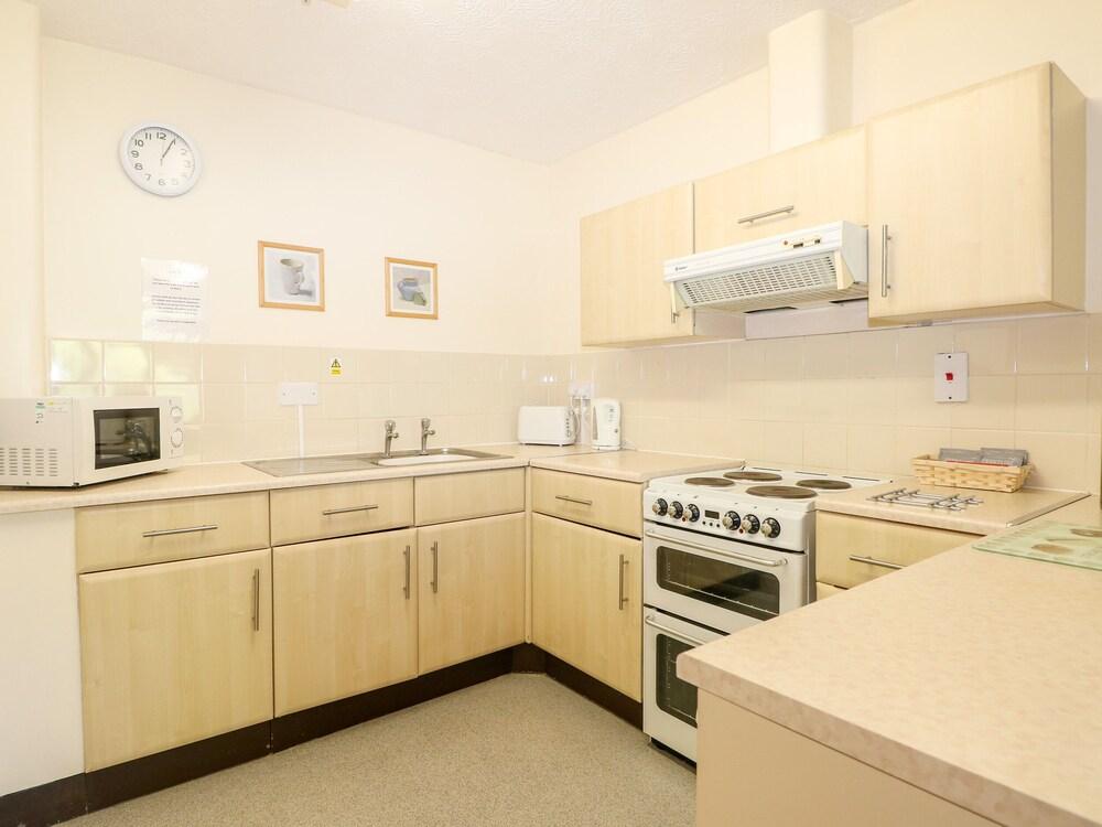 Flat 33 - Marine Court