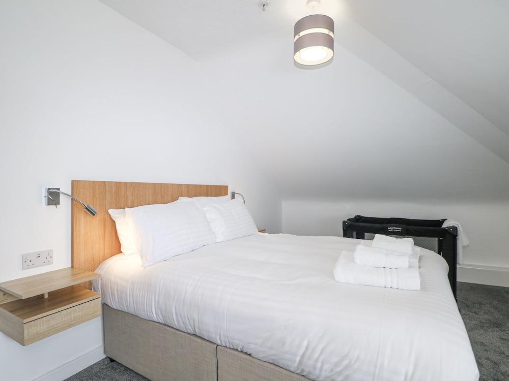 Flat 35 - Marine Court