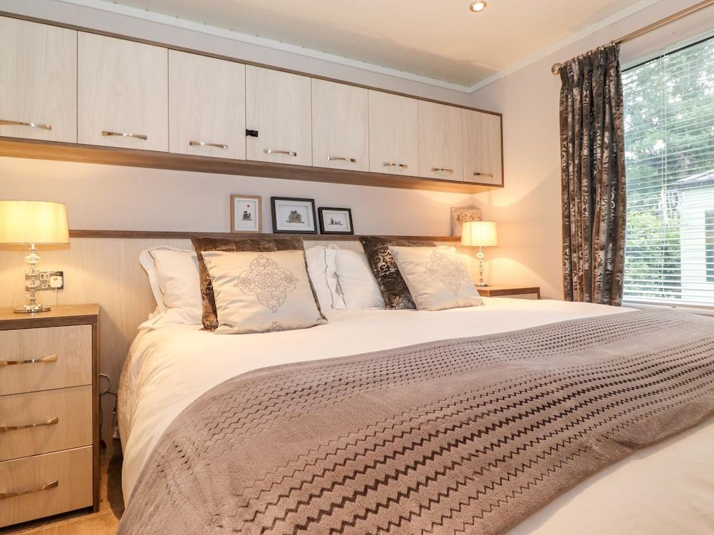 Loubi's Lakeside Lodge