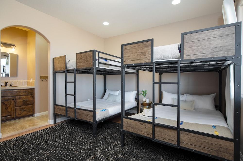 Desert Stone by Avantstay Contemporary Desert Oasis With Pool & Hot Tub