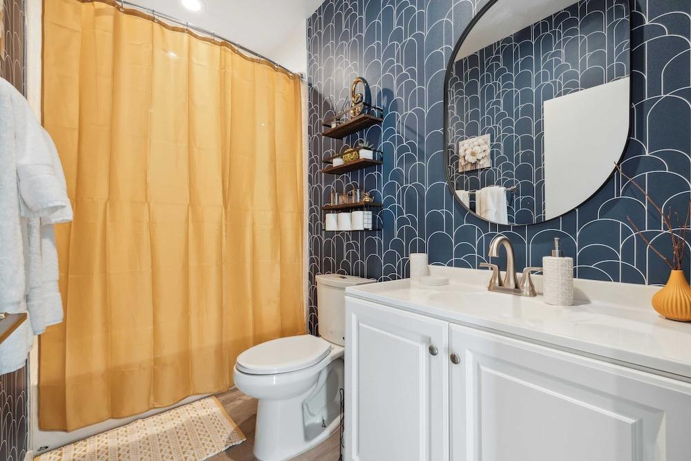 Barton by Avantstay Lake Views w/ Hot Tub, Pool & Ping Pong!