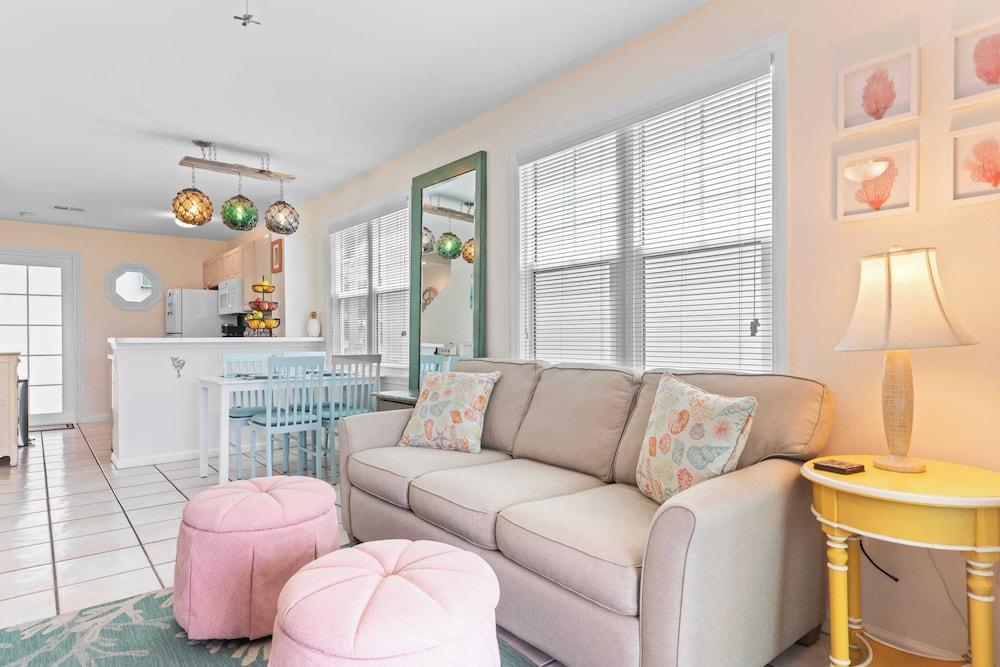 Coral Breeze by Avantstay Close to Beach w/ Balcony & Shared Pool! Month Long Stays Only