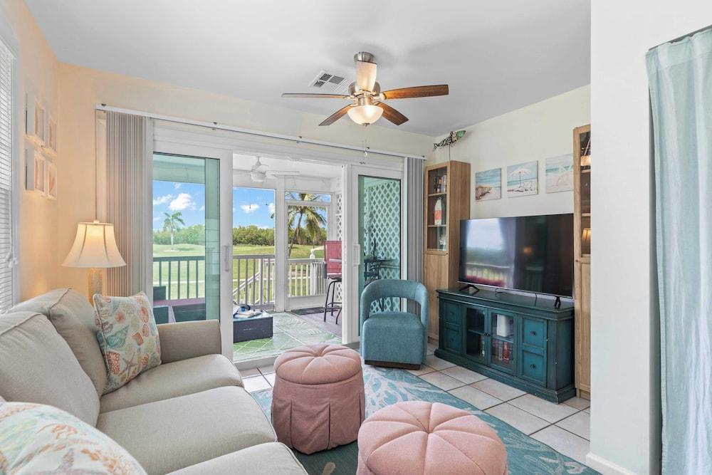 Coral Breeze by Avantstay Close to Beach w/ Balcony & Shared Pool! Month Long Stays Only